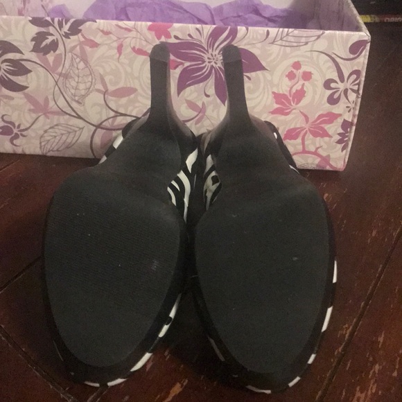 5 1/2 black and white heels - Picture 3 of 4